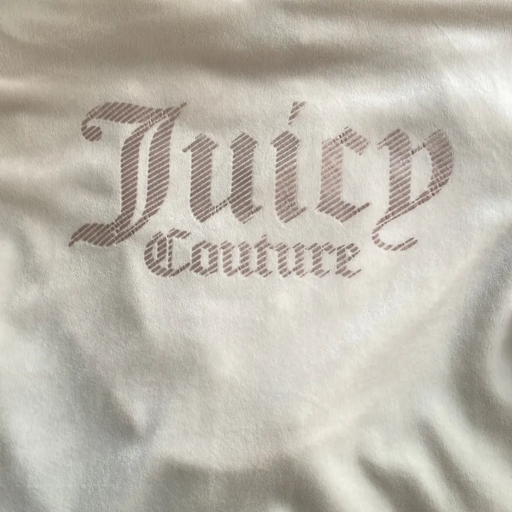 Säljer min juicy couture kofta då den inte passar mig längre🫶skriv för fler bilder💕💕. Tröjor & Koftor.