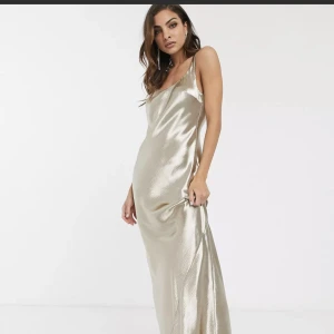 Balklänning  - jag säljer den slutsålda balklänningen från asos strl 34! klänningen är helt oanvänd och alla lappar sitter kvar! (nypris 859)💗💗