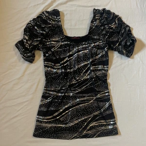 Silver topp - Så cool silver topp i fin model 🪩