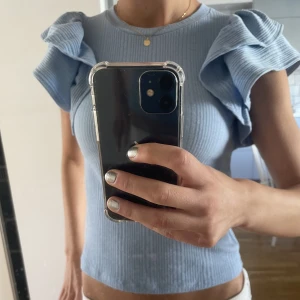 Volang topp zara - Super gullig volang top från zara. Köptes för ett år sedan men endast använd 4 gånger💕