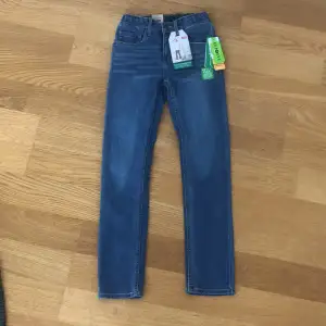 Helt nya levis jeans stl 10 år.  Köparen står för frakt 