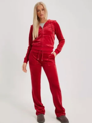 Juicy couture sett❤️ - Säljer mitt röda juicy sett som jag använt fåtal gånger men det är i bra skick. Jag säljer settet för 700kr och en av delarna för 400kr byxorna är i S och koftan i M❤️