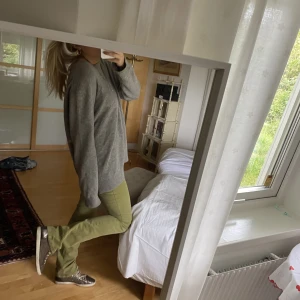 Gröna jeans  - Så coola raka gröna jeans, färgen gör sig rättvisast på första bilden. Bild 2 är bild på byxorna bak💚💚