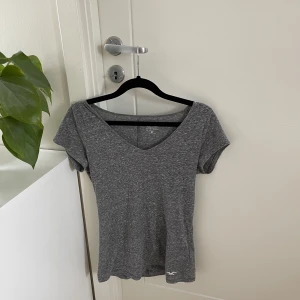 Hollister topp - Säljer min fina t shirt från hollister då den ej kommer till användning längre💛 Lite nopprig 