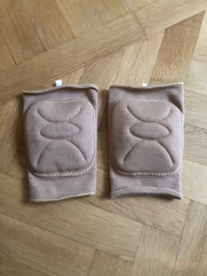 Knäskydd - Använda en gång så dom är i nyskick. 