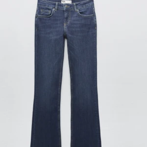 Zara low waist jeans - Helt oanvända jeans ifrn zara. Storlek 38-skriv privat för fler bilder