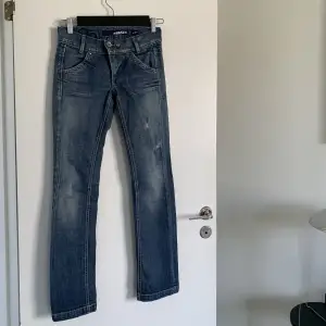 Otroligt snygga jeans med broderade detaljer. Från början av 00-talet. 