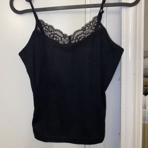 Linne - Ett svart linne med spets kant