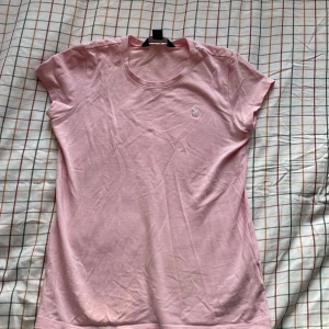 Fin T-shirt från Ralph Lauren - En gullig T-shirt från Ralph Lauren i storlek 12-14 år. Men passar även storlek S. I bra skick✨ Kolla gärna mina andra annonser :) Meddela innan ni köper