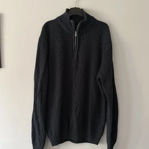 Stickad tröja - Mörkblå stickad tröja med dragkedja!