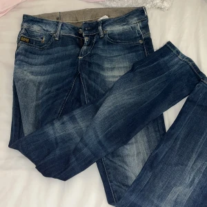 Lågmidjade jeans - Ett par skit snygga lågmidjade jeans jag i självaverket inte vill sälja, men jag tycker dom är lite för små och därför kommer som inte till användning längre. 