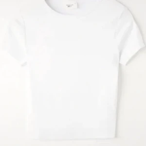 Gina Tricot Basic Tee - Crop topp/ T-shirt med Gina Tricot basplagg märke. Bara testad