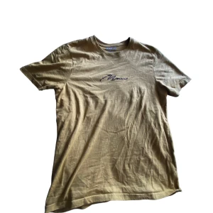 T shirt - Skick: 8/10 lätt använd Strl: M