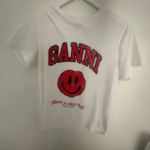 Ganni T-shirt - Säljer min fina Ganni tröja som är i storlek xxs. Säljer pågrund av att den är för liten.