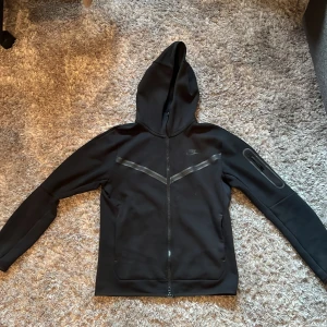 Nike Tech Fleece - Säljer denna då den är för liten och inte kommer till användning längre