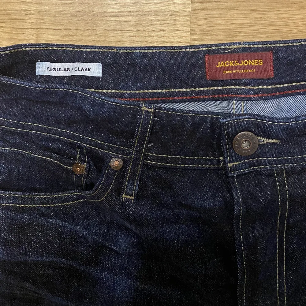 Säljer dessa jeans jag knappt andvänt Köp för 800kr . Jeans & Byxor.