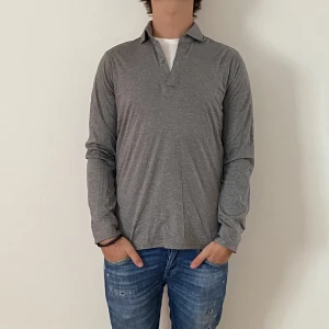 Massimo Dutti rugbytröja  - Massimo Dutti rugbytröja - Storlek S - Varan är i fint skick och har inga flaws - Modellen är 172 cm och väger 65 kg - Vid frågor eller funderingar är det bara att skriva!