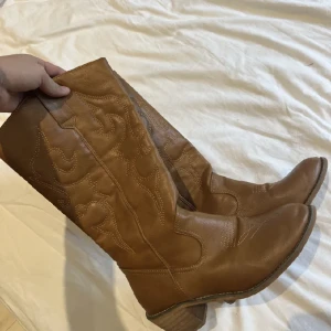 Cowboy boots - Säljer dessa såååå snygga cowboy boots köpa på plick. Säljer då dem är aningen små. vintage från Danmark. Jättefint skick!