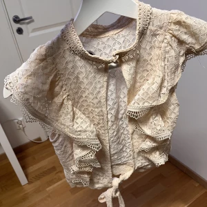 tröja bikbok  - säljer eftersom blivit för liten, sitter så fint på👌🏼👌🏼