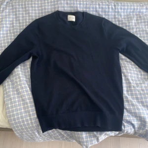 Marinoull adaysmarch tröja - 7/10 skick ett litet hål på ärmen som nt syns men där av priset. Storlek M men passar även S. Jag är 177 och nt så biffig och den passar perfekt på mig.