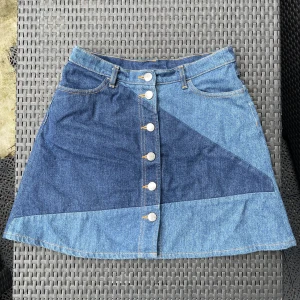 Jeanskjol - En jeanskjol från monki i storleken 38. Jag har använt den mycket men det ser nästan helt ny ut