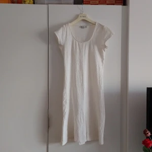 Vit kort klänning.  - Vit kort klänning. Storlek S  Använt skick.  Betalas via swish. Köparen står för frakten. 