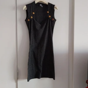 Grå klänning - Klänning i använt skick. Storlek S . Från chiara forthi.   Betalnign sker via swish och köparen står för frakten.