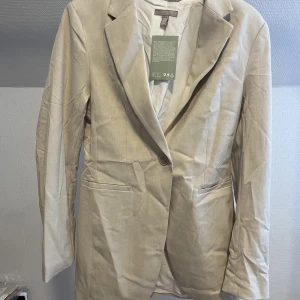 Kavaj/blazer - Beige oversized blazer i linne. Aldrig använd med prislapp kvar! (Absolut i behov av strykning😁)