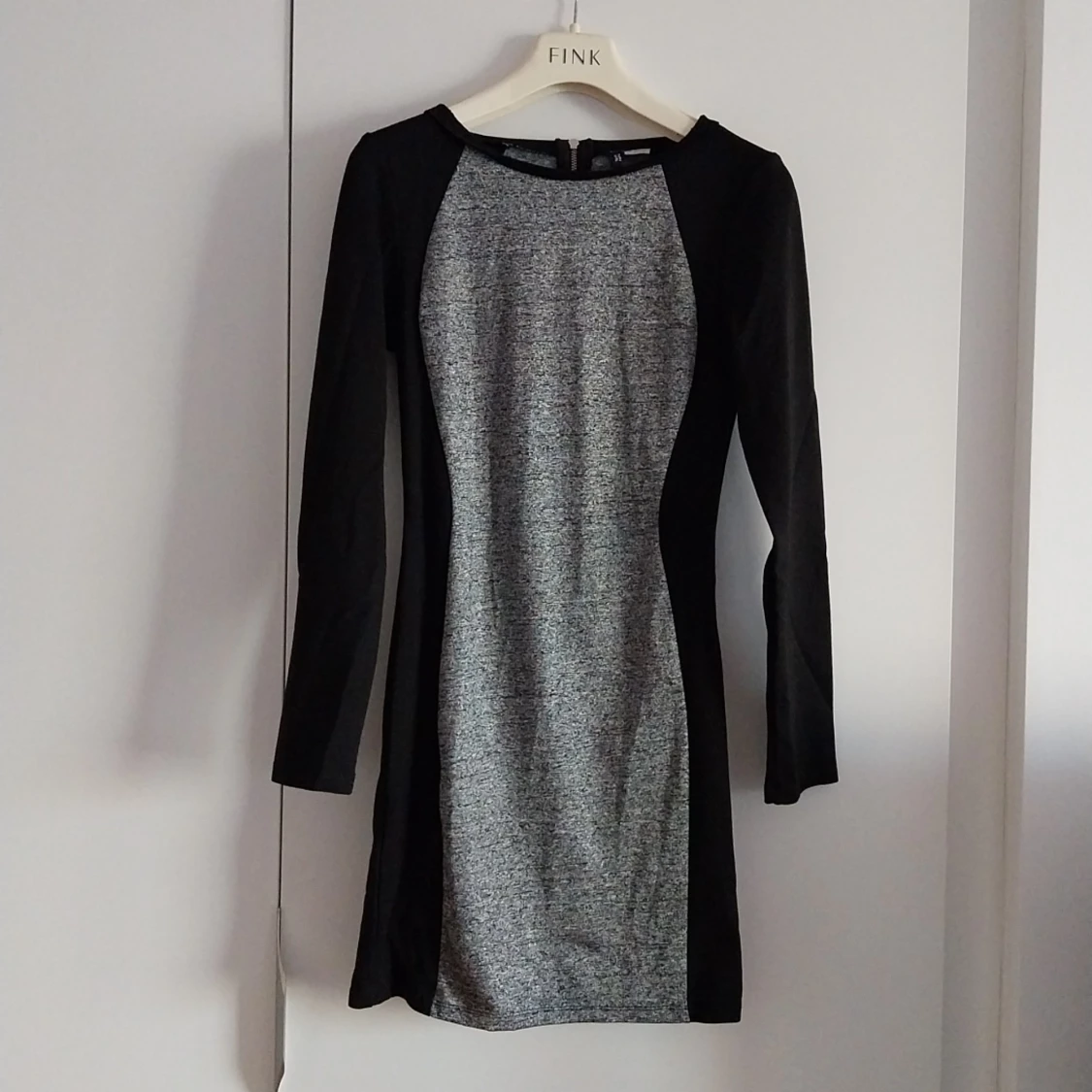 Långärmad kort klänning