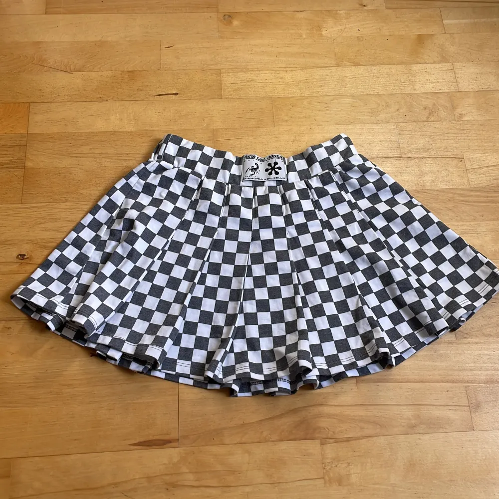 Halloo! Jag säljer en Svartvit rutig  Urban Outfitters kjol i storlek S (UK 6) som är använd 1 gång! <3  Hämtas helst i Malmö!. Kjolar.