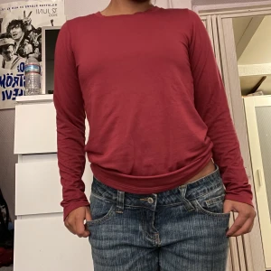 Röd tröja  - Röd tröja. Köpare står för frakten annars möts jag upp i Sthlm 💞