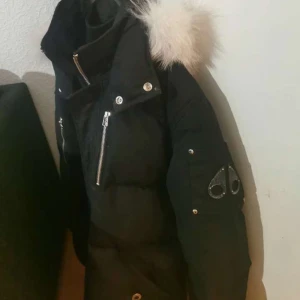 Moose Knuckles vinterjacka  - En svart vinterjacka från Moose Knuckles i storlek L funkar för M också. Köpt januari 2022, så den är i mycket bra skick. 