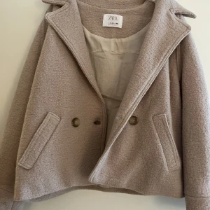 Kappa ifrån zara - Säljer den här superfina beiga kappan ifrån zara då jag har för många jackor! Den är i stl. 152 och passar perfekt på mig som är 158 cm, den är i toppen skick och är knappt andvänd!❤️😍😍