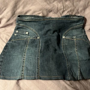 Jeans kjol - Jeans kjol från Urban outfitters. Aldrig använd eftersom jag aldrig tyckt den vart i min stil, därför är den i perfekt skick🙌