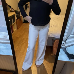 Vita kostymbyxor  - Vita kostymbyxor köpta från Pretty little thing, extra långa, jag är 169cm så dem passar dig nog om du är 175cm och längre🤍säljer även blusen för 80kr