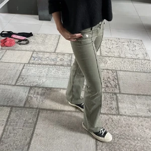 Gröna Cargojeans  - Helt slutsåld och oanvända med prislapp. Säljer endast vid bra pris! Skriv för fler frågor! (Lånad bild)