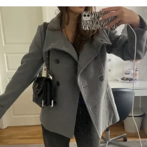 Kappa  - En jättesnygg grå kappa som inte kommer till användning. Den är i bra skick!!🩷 köparen står för frakten (De två första är inte mina bilder) skickar fler bilder privat vid behov)💞💘💝