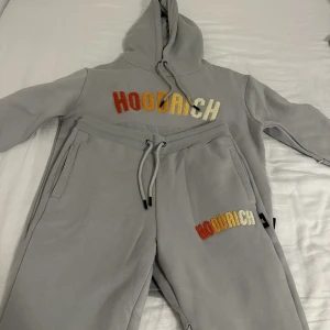 Hoodrich Hoodie + Byxor - Hoodrich Tracksuit för endast 1099kr Använd fåtal gånger 
