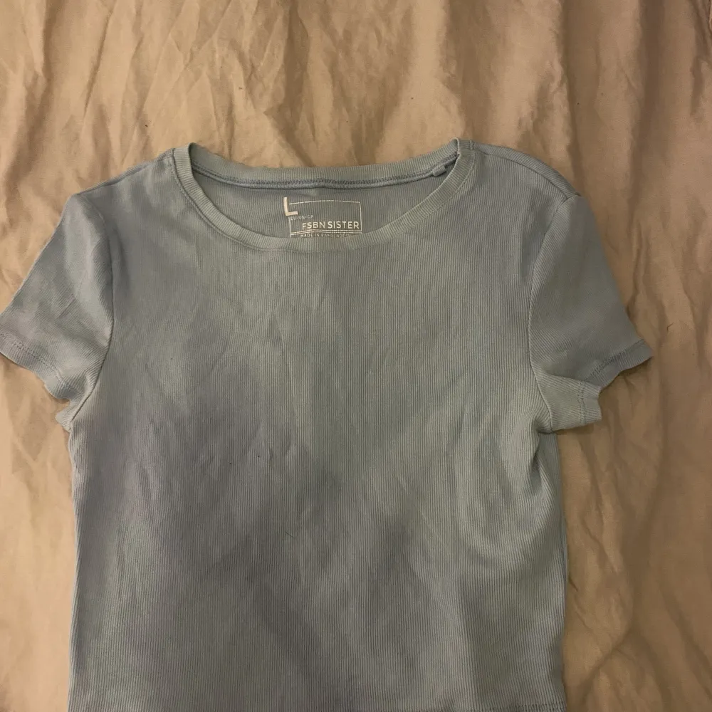 En blå T-shirt, lite kortare modell köpt från newyorker. T-shirts.