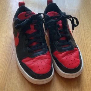 Nike skor - Röda och svarta court vision stl 37-38 Lite andvända men inte trasiga och inga hål