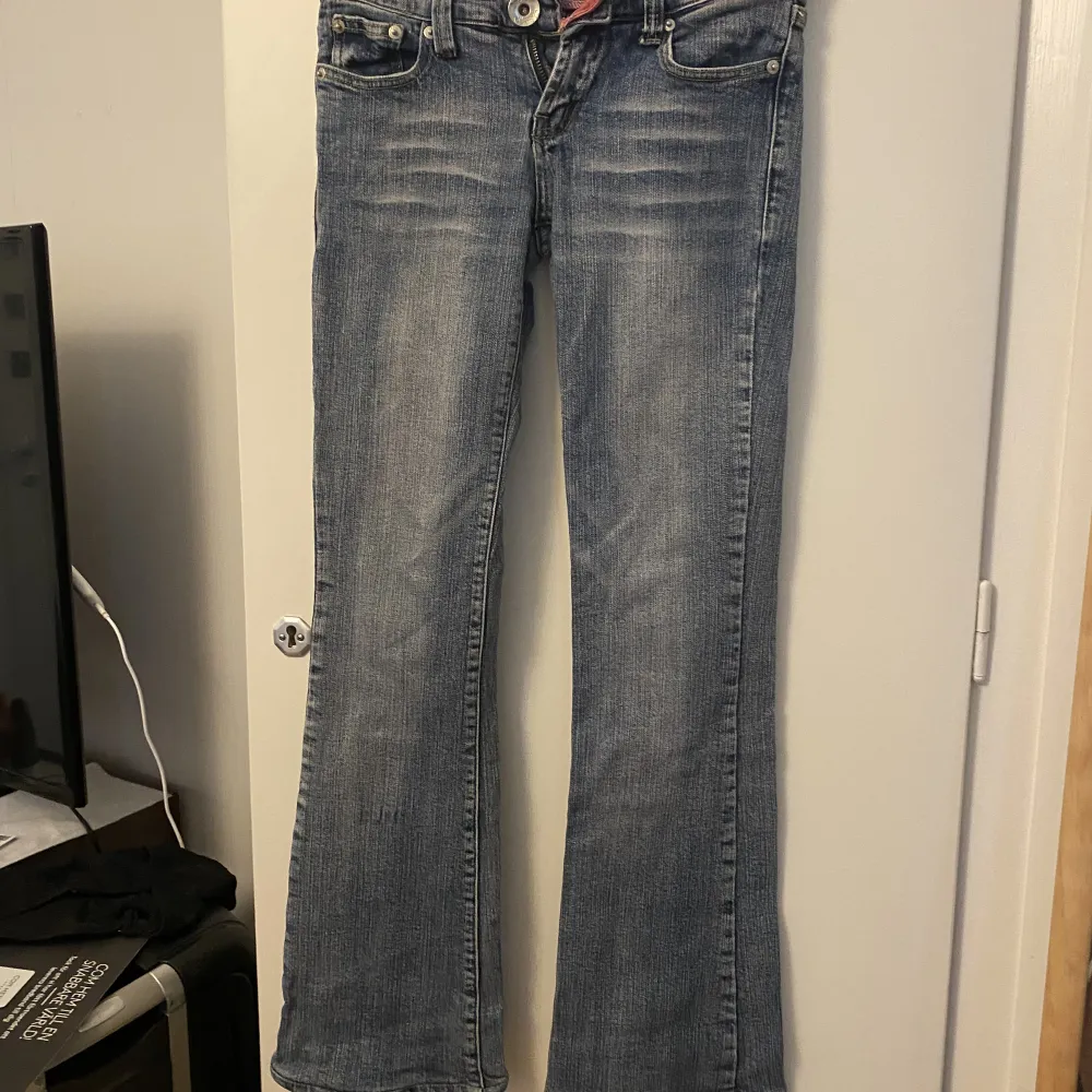 Säljer mina jätte snygga playboy lågmidjade bootcut jeans!! Mått rakt över 36cm och innerbens längd 75cm🫶🏼 skriv för fler bilder 💗. Jeans & Byxor.