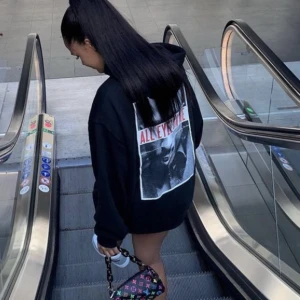 Tupac hoodie  - Svart Tupac hoodie med tryck på baksidan. (Finns inte kvar längre på fashion nova) 