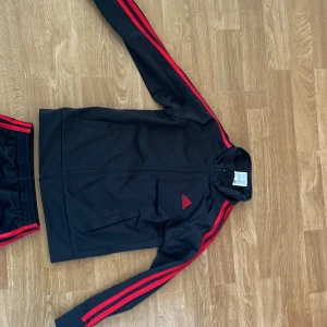 Adidas set WCT stl 116-122 - Adidas ser i fint skick, enda anmärkning lite rugg på benen.