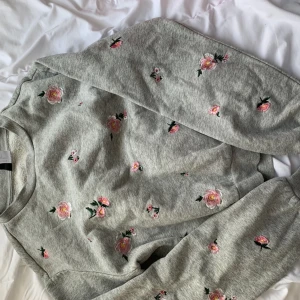 grå blommig tröja - i bra skick och jättesöt