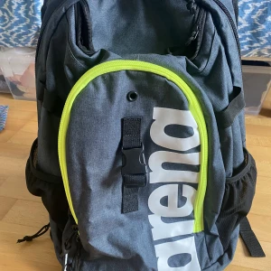 Arena Fastpsck 3.0 simryggsäck - Arena Fastpsck 3.0 simryggsäck 40L utrymme med många smarta förvaringar. Ryggsäcken är gjord av vatten avstötande material och är väldigt tålig. Bara använd ett fåtal gånger.