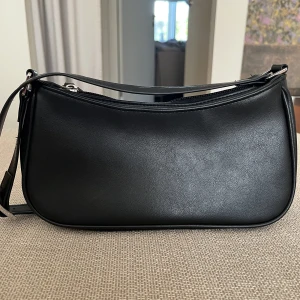 Handväska  - Handväska fr Monki. Nyskick