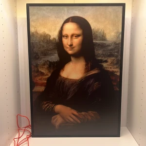 Virgil Abloh Mona Lisa  - Tja, säljer en IKEA X Virgil Abloh (Off-White) tavla som man kan tända och släcka. 9/10 Fint skick lite små repor på baksidan men inget mer.  53 cm bred / 77 cm hög / 7 cm djup  Postar med PostNord Hör av dig för fler bilder eller funderingar