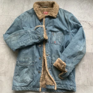 Y2k höstjacka jeans - Så skön och snygg vitntagejacka i storlek L. Y2k-tvätt! Passar både herr å dam! 