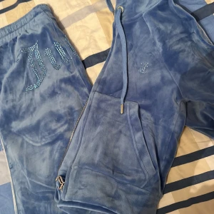 Juicyset - Säljer min juicy set då jag använder den inte så mycket. Den är köpt från nelly för cirka 1800kr. Den är i nyskick och storlek xxs men passar även som xs. Det är en speciell modell som inte finns nu. För mer bilder och annat kontakta mig.