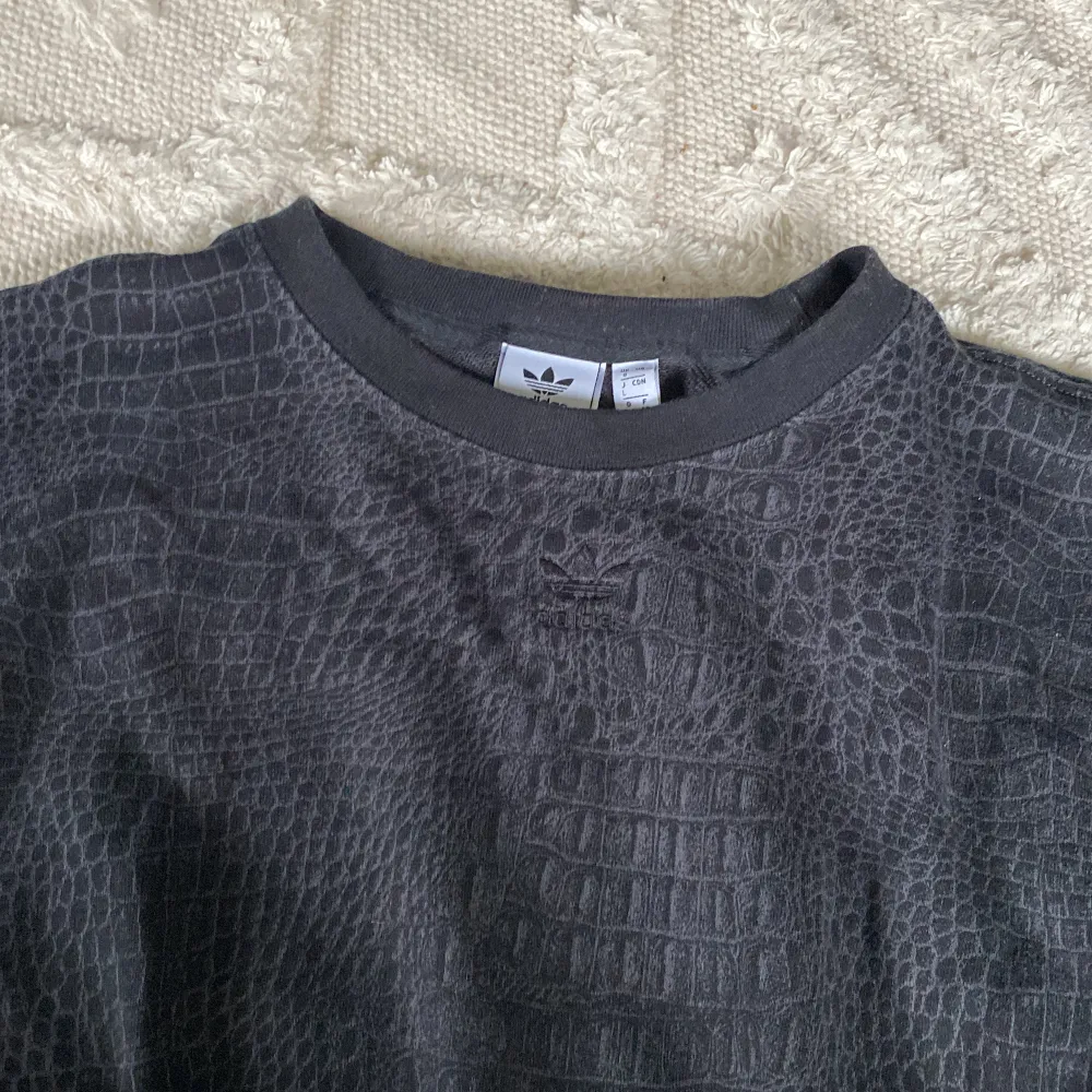 Fin croppad adidas sweatshirt  Den har tyvärr aldrig kommit till användning!  ”Orm” mönster . Hoodies.